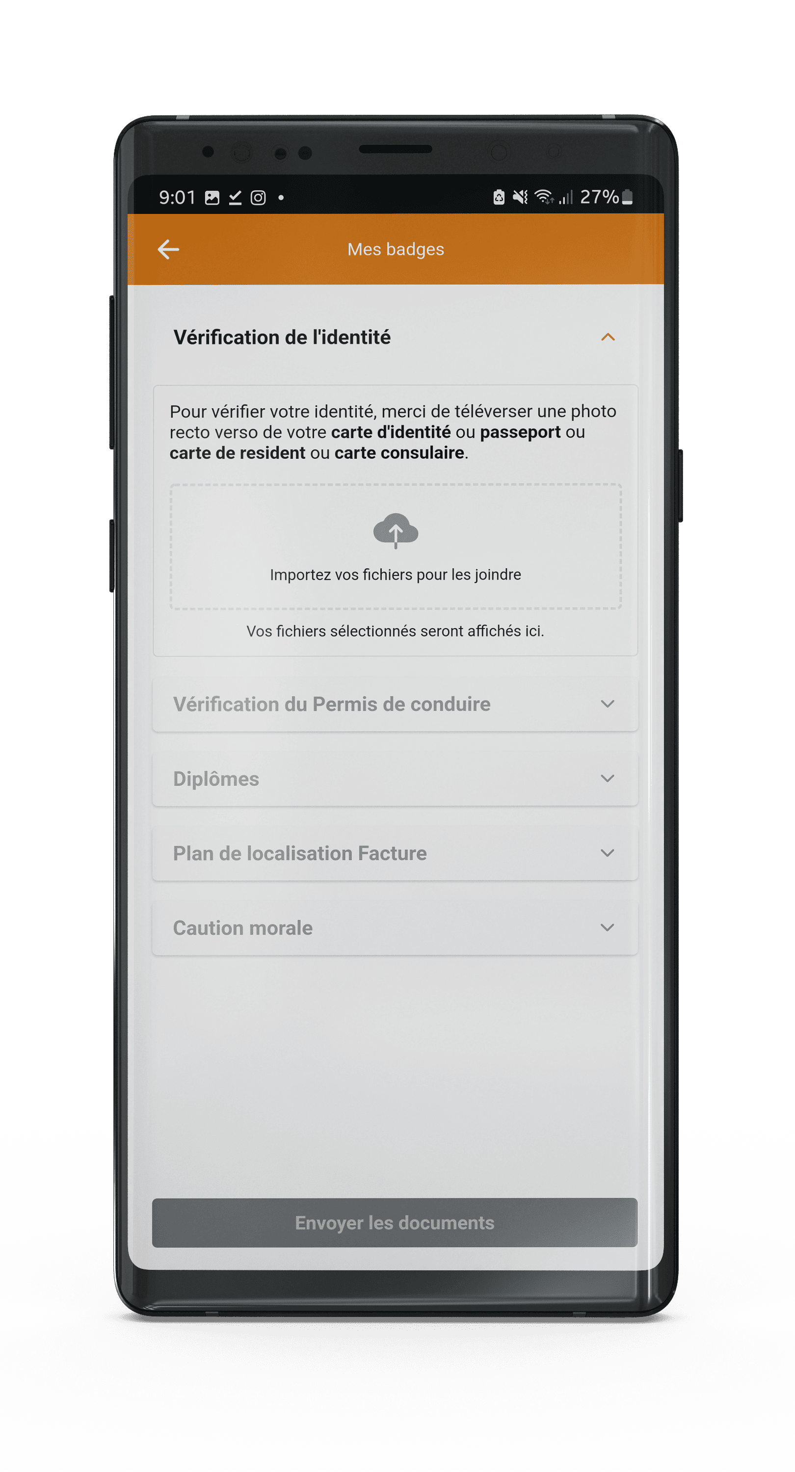 Lis attentivement les documents demandées. Tu peux les filmer clairement. Puis tu cliques sur le la flèche qui monte dans un nuage là pour ajouter les photos de tes documents dans l'application. Quand tu auras ajouté tous les documents, le bouton en bas va changer de couleur et tu vas cliquer dessus pour envoyer.